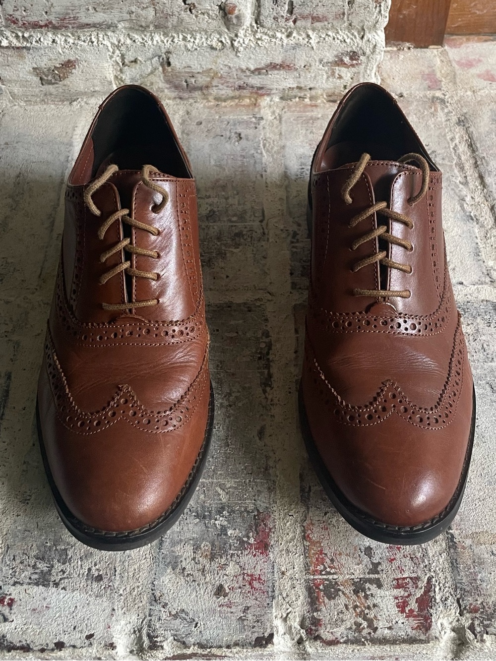 Cole Haan women’s wingtip shoe, size 8.5, brown, in used and excellent condition